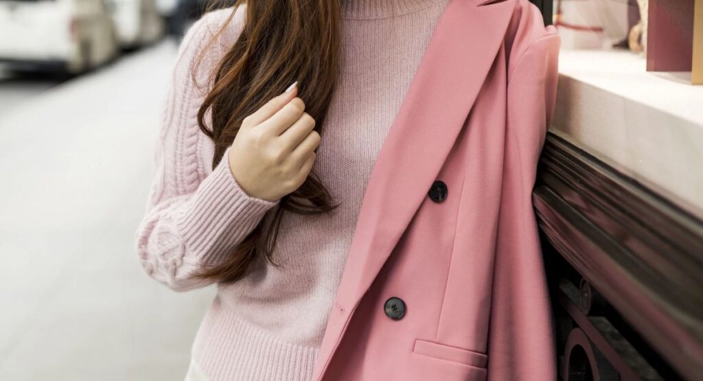 Stylish navy Blazertje paired with jeans for a modern casual look.