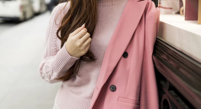 Stylish navy Blazertje paired with jeans for a modern casual look.